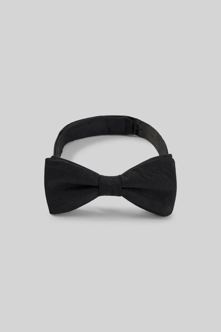 Leads to product detail page "Pure silk bow tie, black"