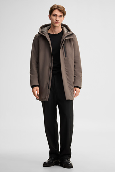 Mène à la page produit « Parka à capuche, couleur olive »