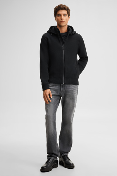 Mène à la page produit « Sweat à capuche, noir »