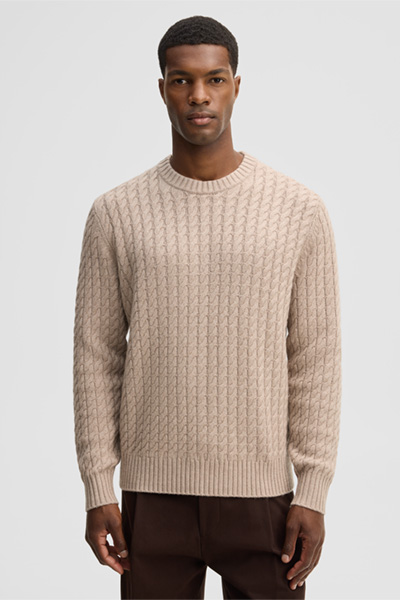 Leads to product detail page "Beige crew-neck jumper with cashmere"