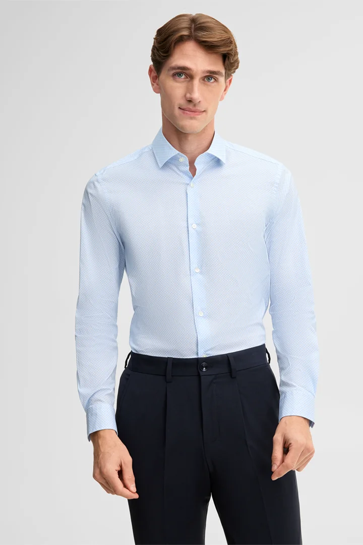 Leads to product detail page "Stretch shirt, light blue"