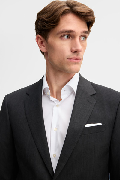 Mène à la page produit « Costume en laine vierge, anthracite »