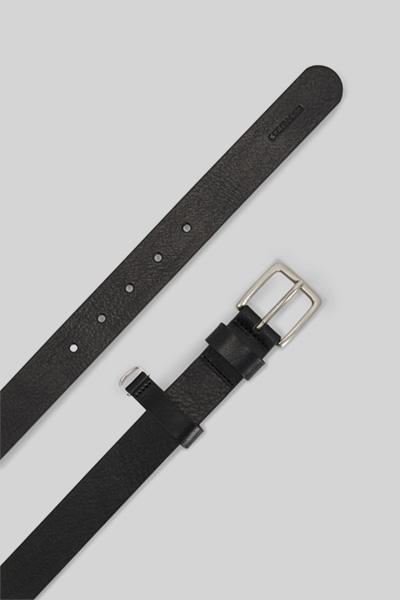 Mène à la page produit « Ceinture en cuir, noire »
