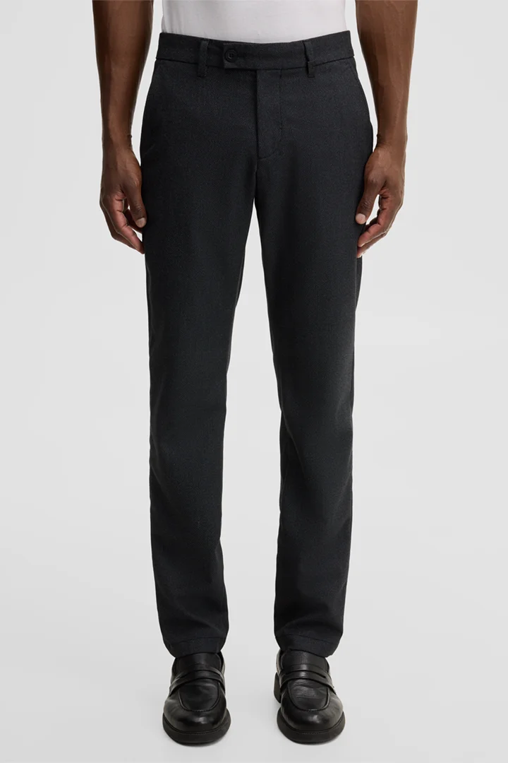 Leads to product detail page "Viscose-blend chinos, navy"