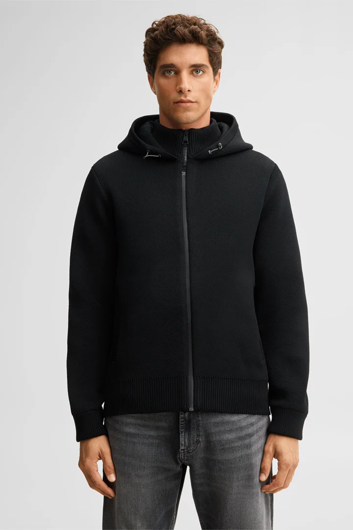 Mène à la page produit « Sweat à capuche, noir »