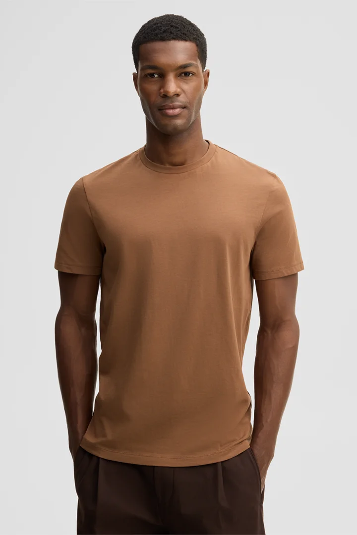 Leads to product detail page "Pure cotton t-shirt, brown"