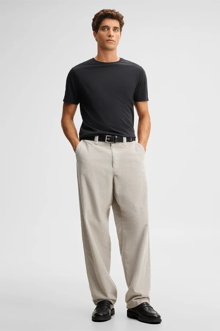 Mène à la page produit « Pantalon en velours côtelé, gris clair »