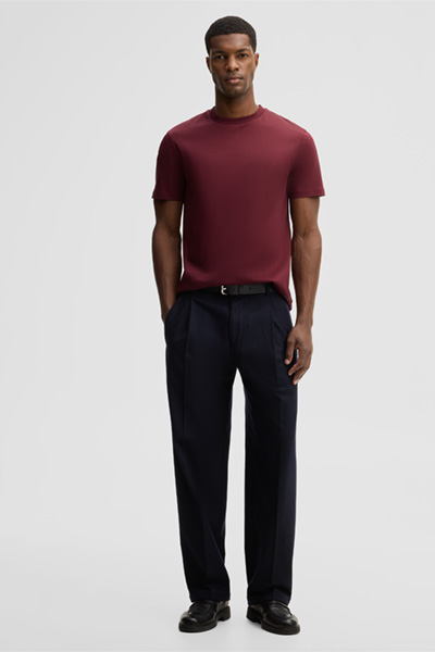Leads to product detail page "Pure cotton t-shirt, burgundy"