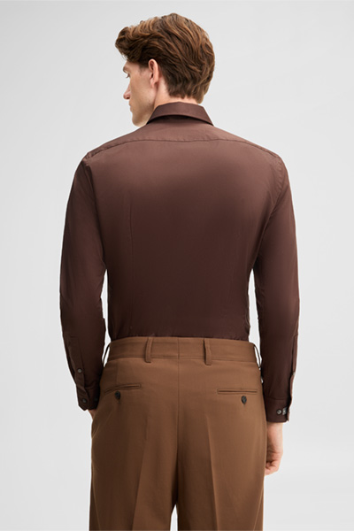 Mène à la page produit « Chemise extensible à col Kent, marron »
