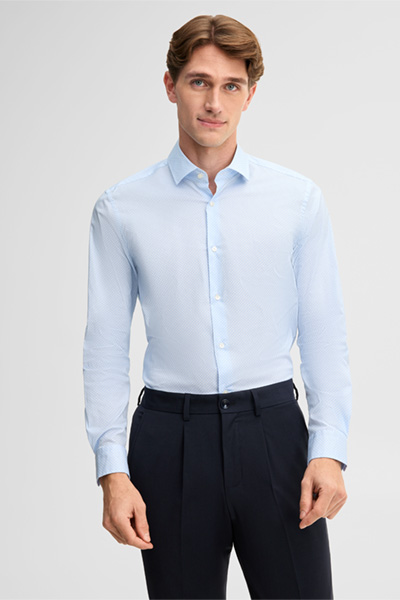 Leads to product detail page "Stretch shirt, light blue"