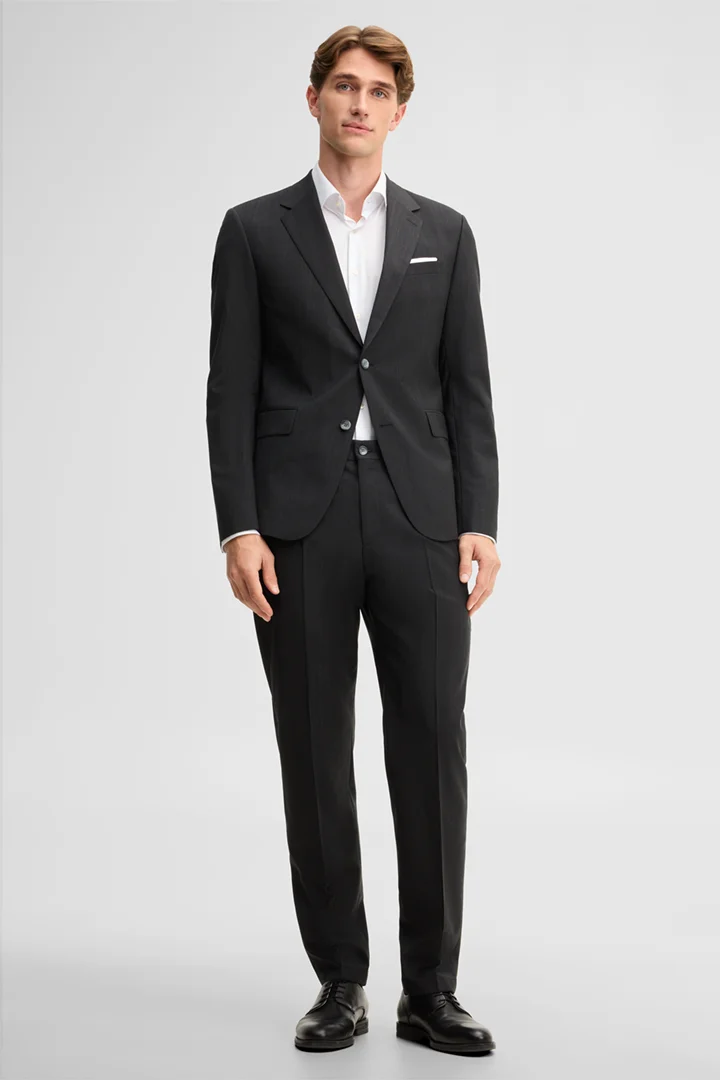 Mène à la page produit « Costume en laine vierge, anthracite »