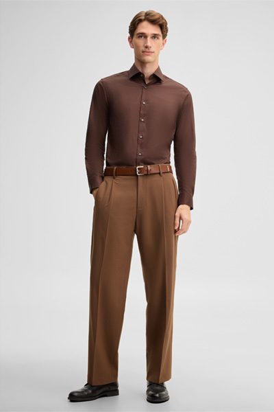 Mène à la page produit « Chemise extensible à col Kent, marron »