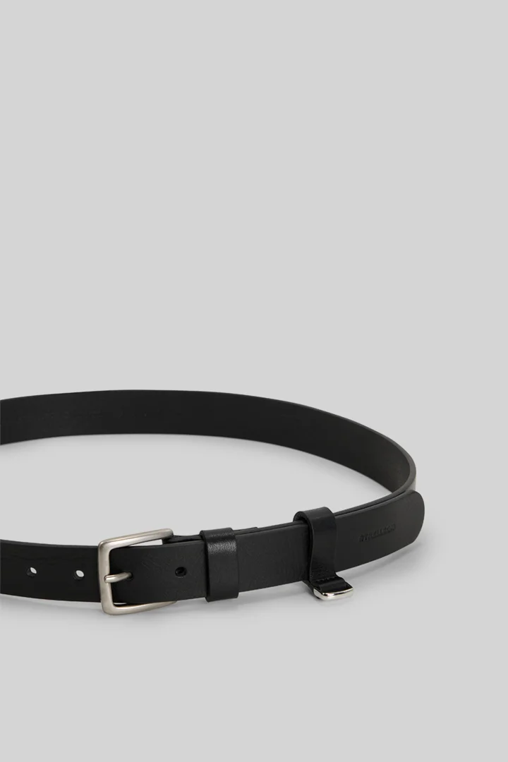 Mène à la page produit « Ceinture en cuir, noire »