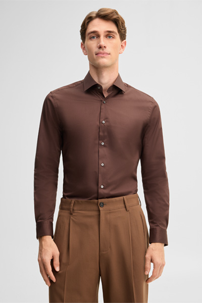 Mène à la page produit « Chemise extensible à col Kent, marron »