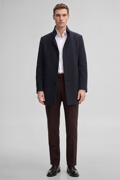 Mène à la page produit « Manteau à col montant, bleu marine »