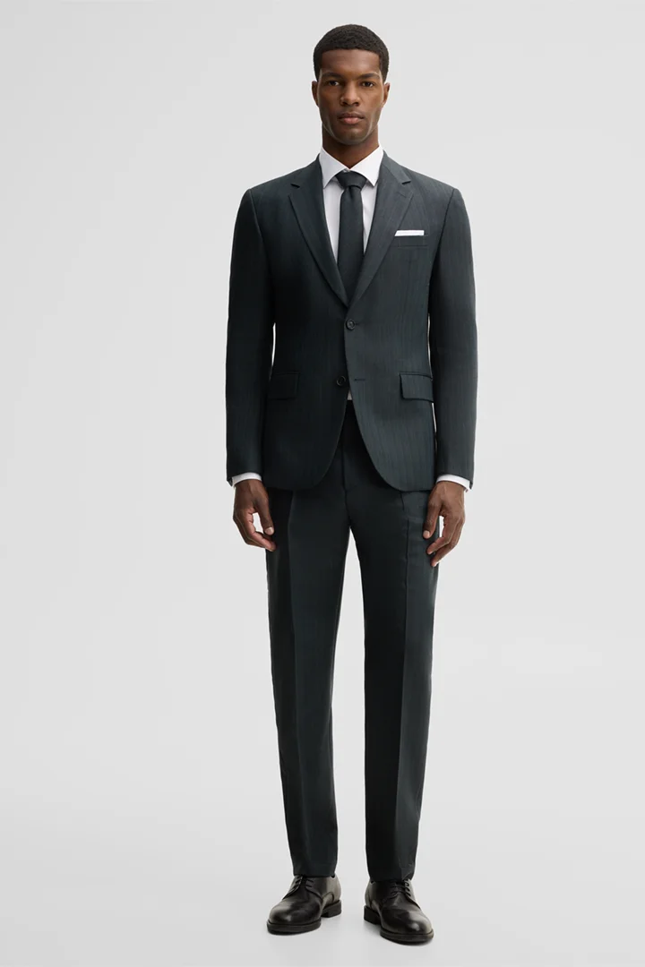 Mène à la page produit « Costume en laine vierge, couleur olive »
