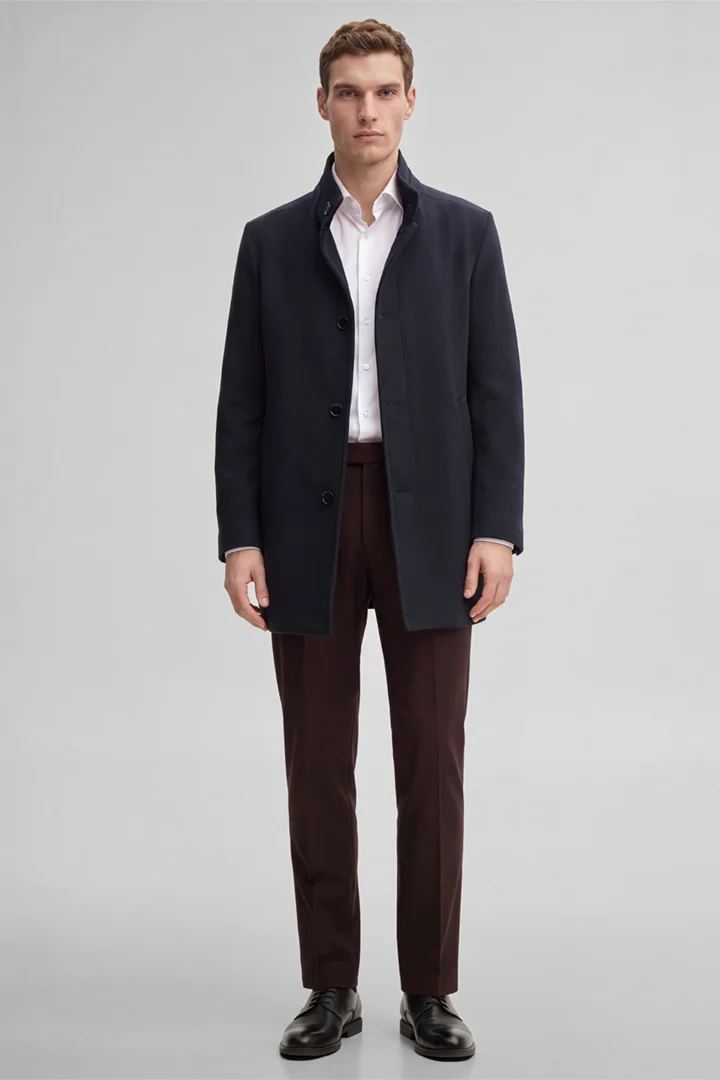 Mène à la page produit « Manteau à col montant, bleu marine »