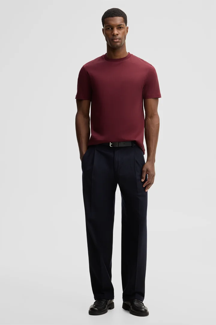 Leads to product detail page "Pure cotton t-shirt, burgundy"