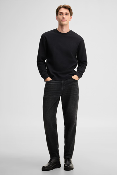 Mène à la page produit « Pull à col rond, noir »
