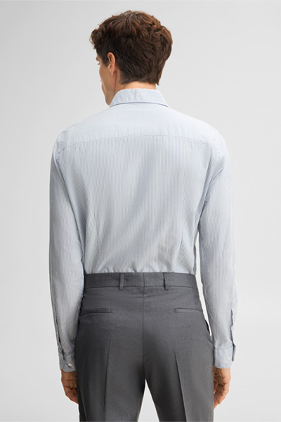 Mène à la page produit « Chemise en coton, bleu clair »