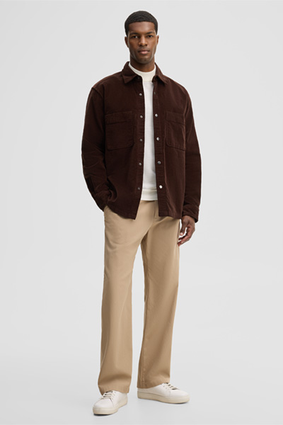 Leads to product detail page "Stretch shirt, brown"
