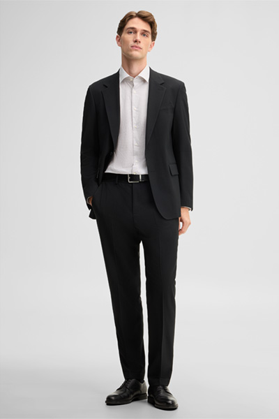 Leads to product detail page "Stretch shirt with a Kent collar, white"