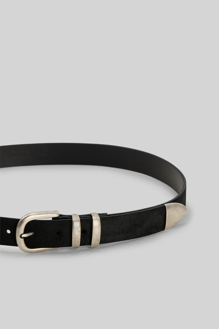Mène à la page produit « Ceinture en cuir, noire »