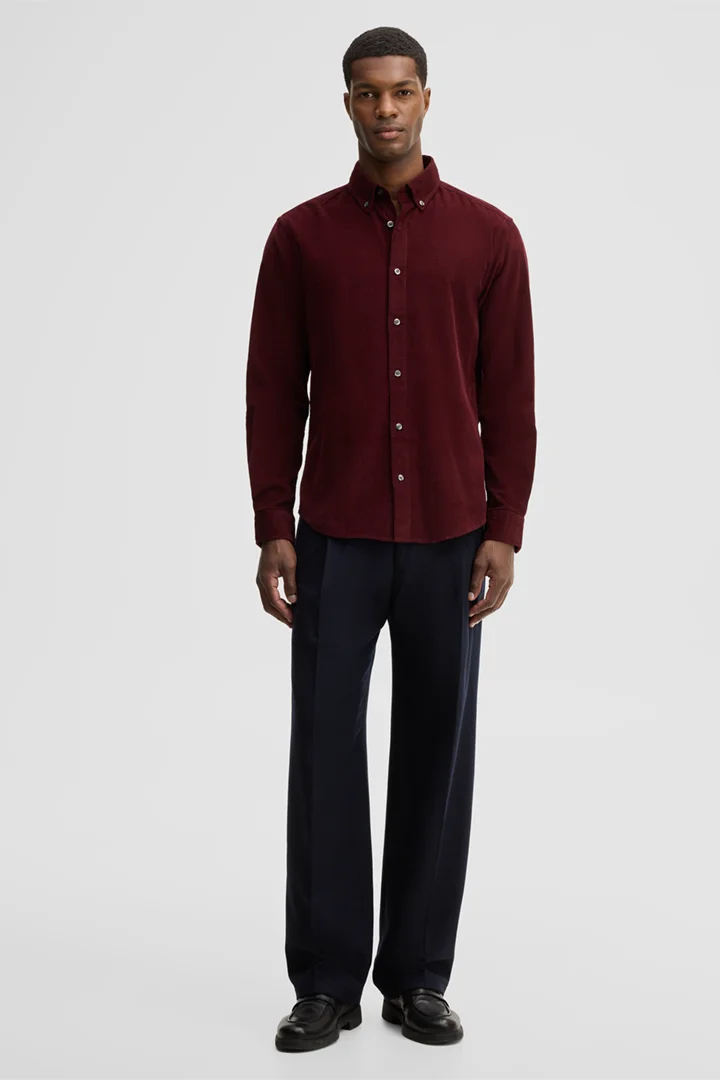 Leads to product detail page "Casual cotton shirt, burgundy"