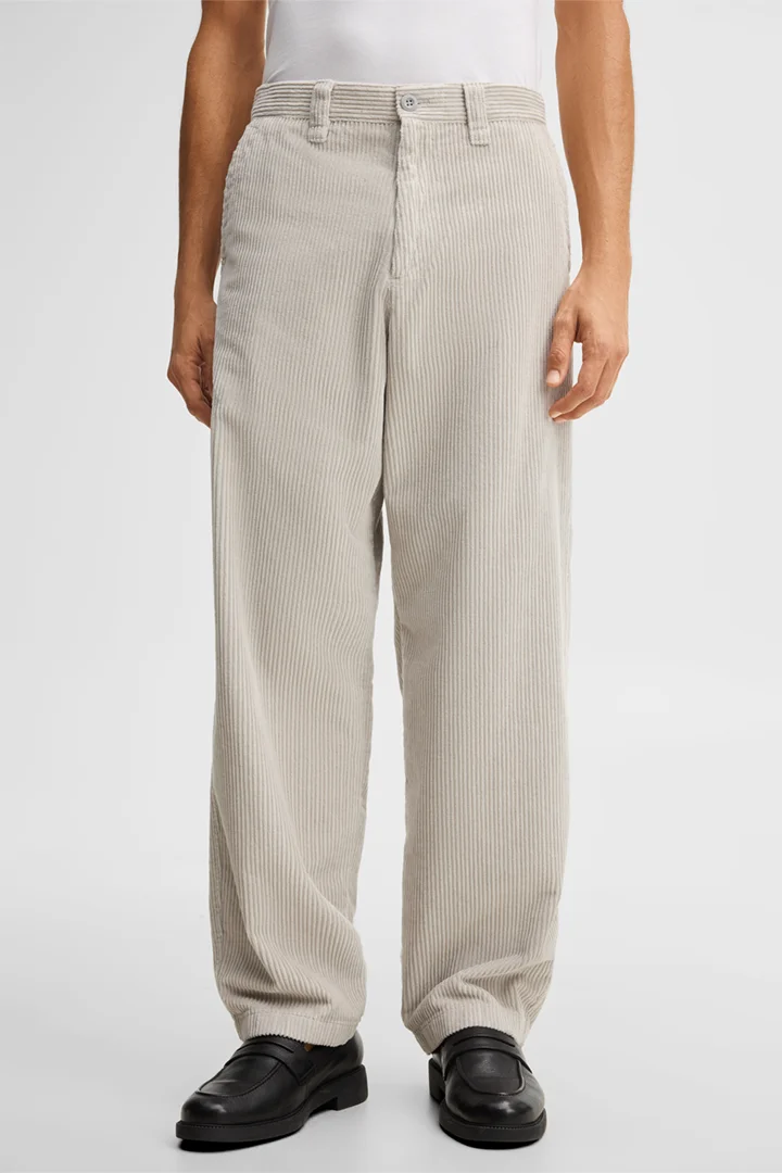 Mène à la page produit « Pantalon en velours côtelé, gris clair »