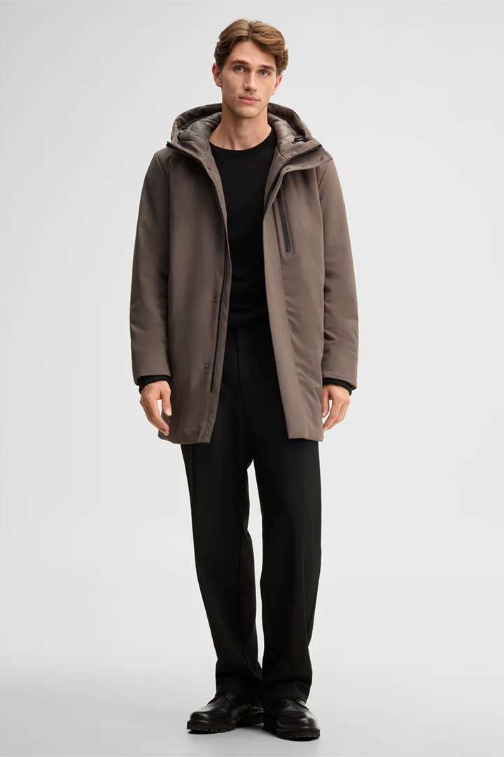 Mène à la page produit « Parka à capuche, couleur olive »