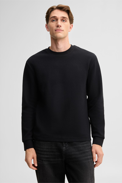 Mène à la page produit « Pull à col rond, noir »
