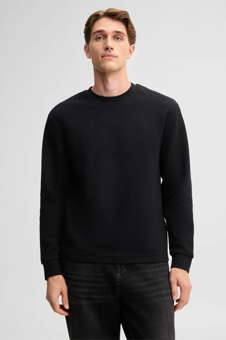 Mène à la page produit « Pull à col rond, noir »