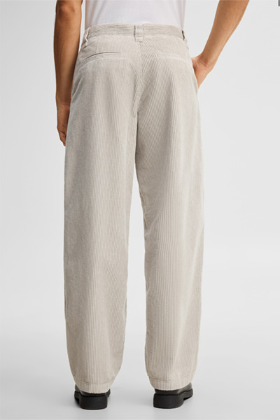 Mène à la page produit « Pantalon en velours côtelé, gris clair »