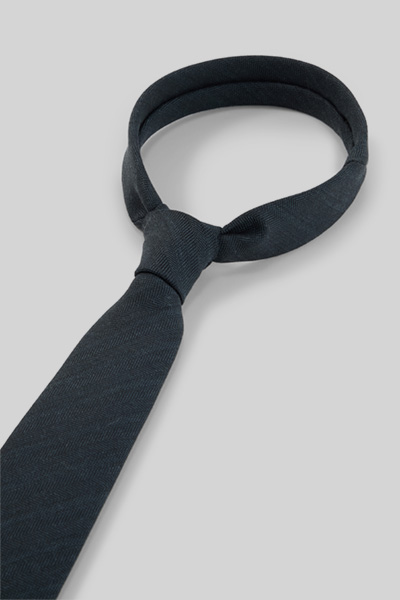 Leads to product detail page "Virgin wool tie, olive"