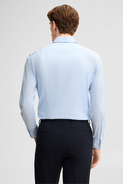 Leads to product detail page "Stretch shirt, light blue"