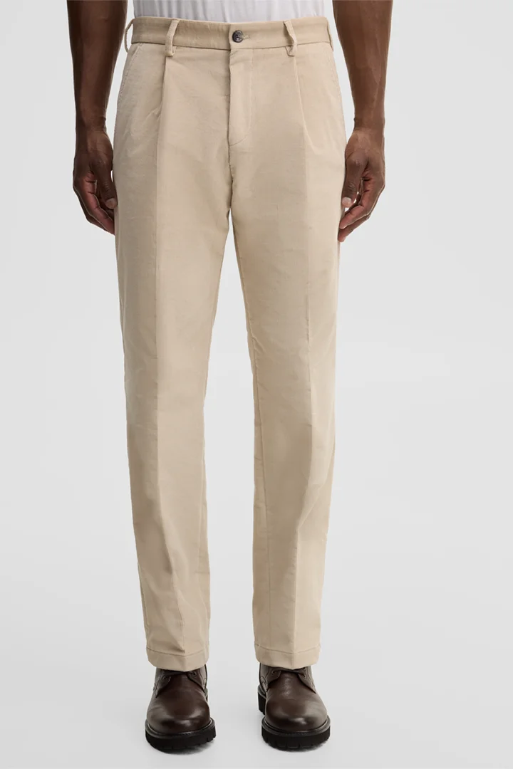 Leads to product detail page "Modular trousers in a cotton blend, off-white"