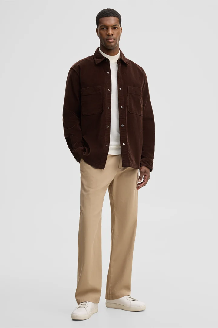 Leads to product detail page "Stretch shirt, brown"