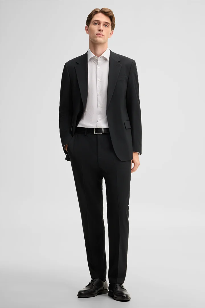 Leads to product detail page "Stretch shirt with a Kent collar, white"