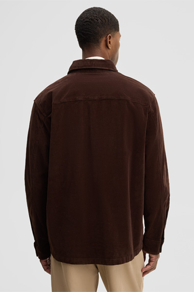 Leads to product detail page "Stretch shirt, brown"