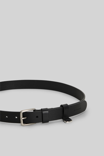 Mène à la page produit « Ceinture en cuir, noire »