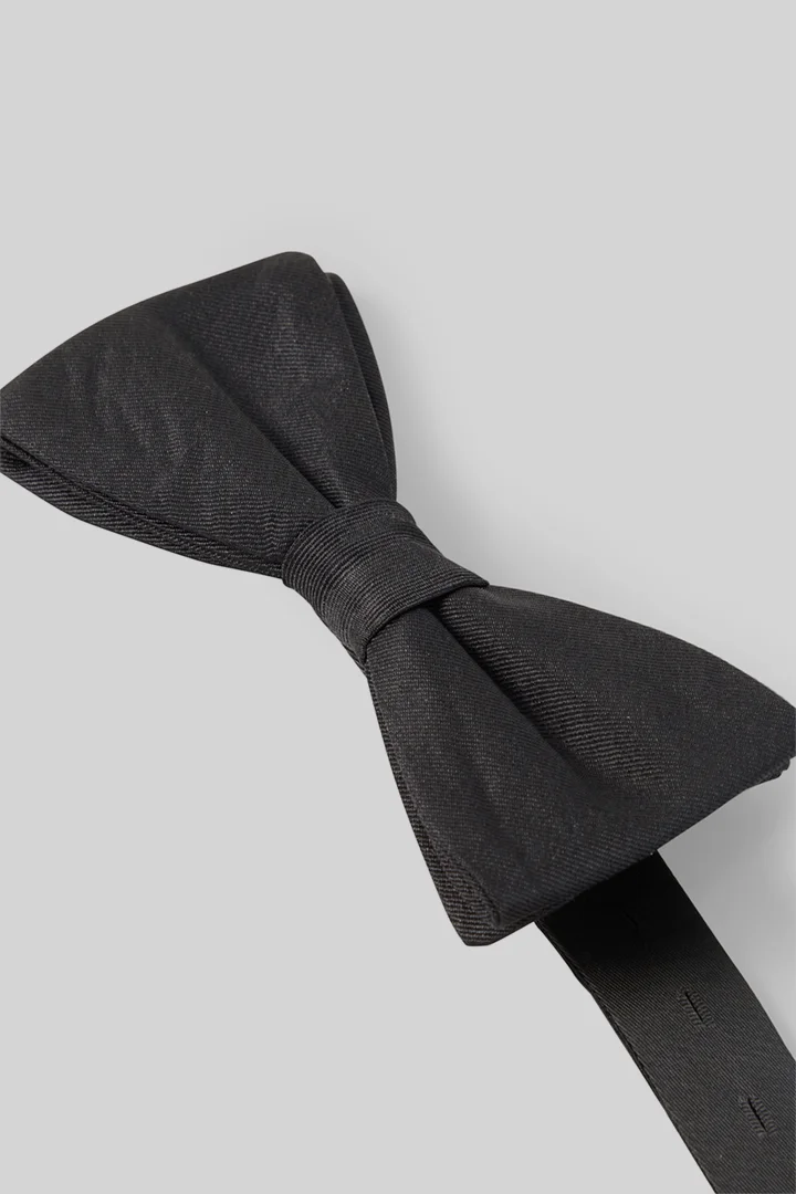 Leads to product detail page "Fliege aus reiner Seide, schwarz"