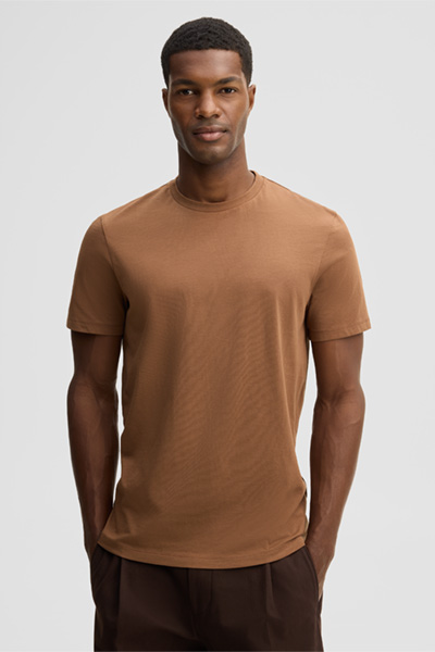 Leads to product detail page "Pure cotton t-shirt, brown"