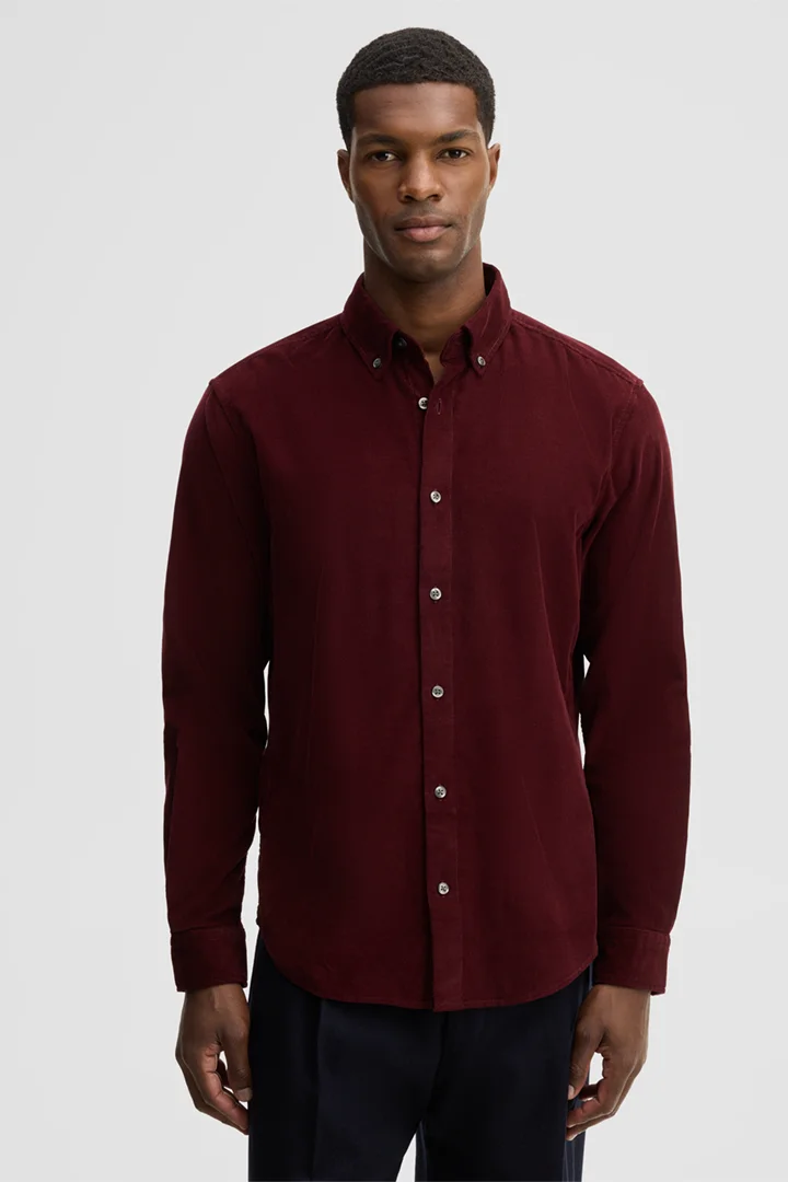 Leads to product detail page "Casual cotton shirt, burgundy"