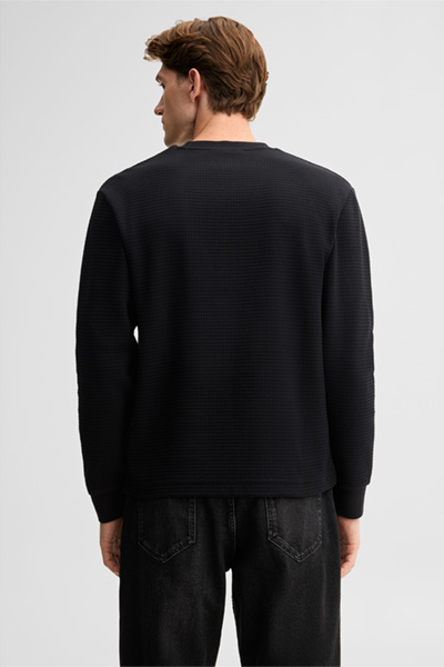 Mène à la page produit « Pull à col rond, noir »