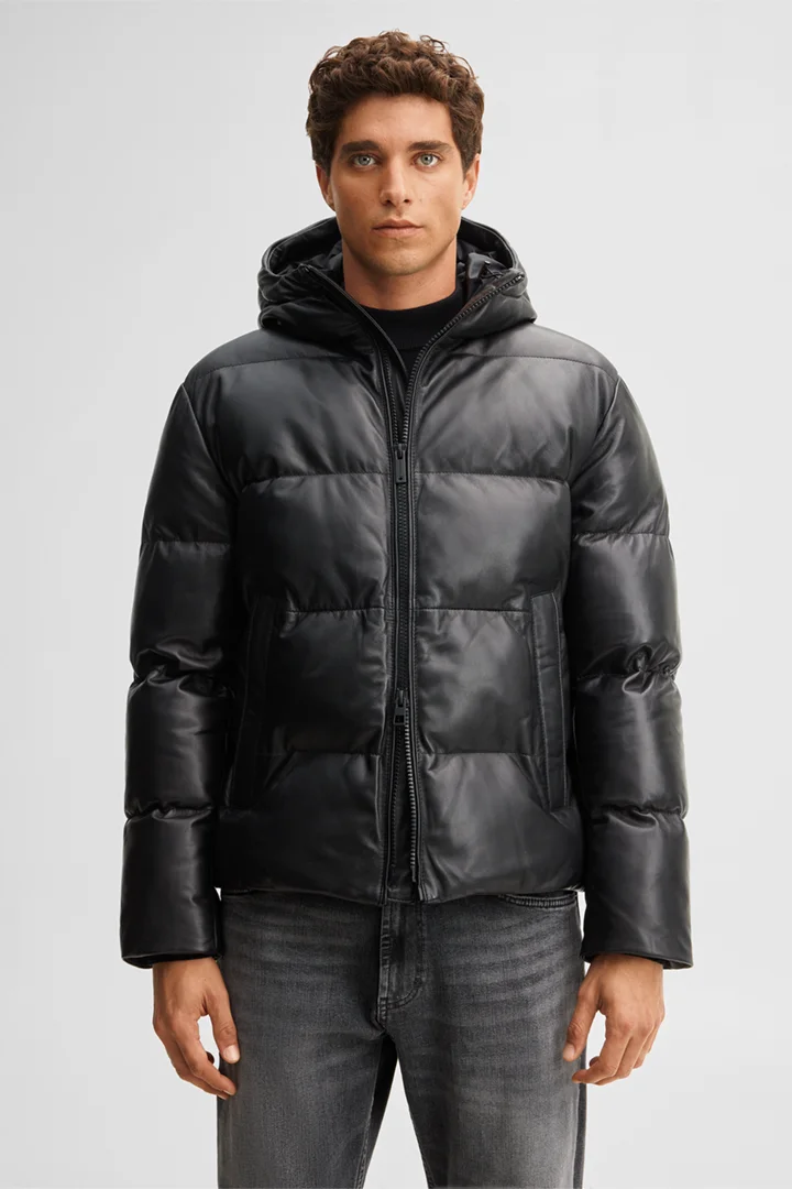 Mène à la page produit « Veste en cuir matelassée, noire »