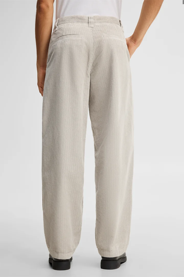Mène à la page produit « Pantalon en velours côtelé, gris clair »