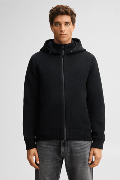 Mène à la page produit « Sweat à capuche, noir »