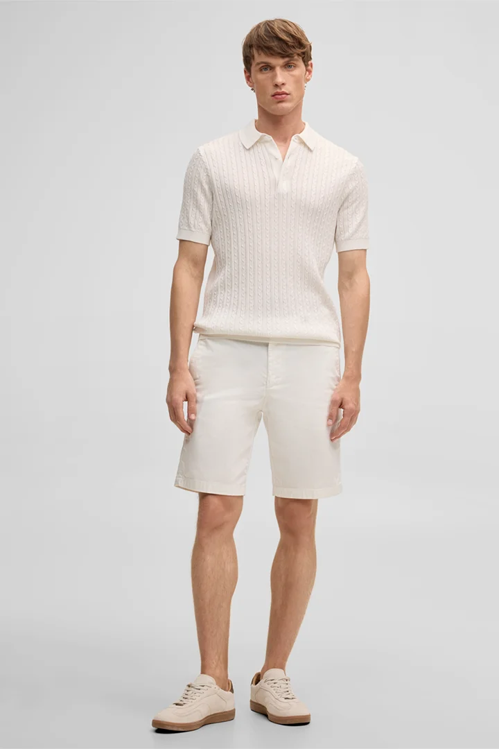 Mène à la page produit « Polo Adrian, blanc cassé texturé »