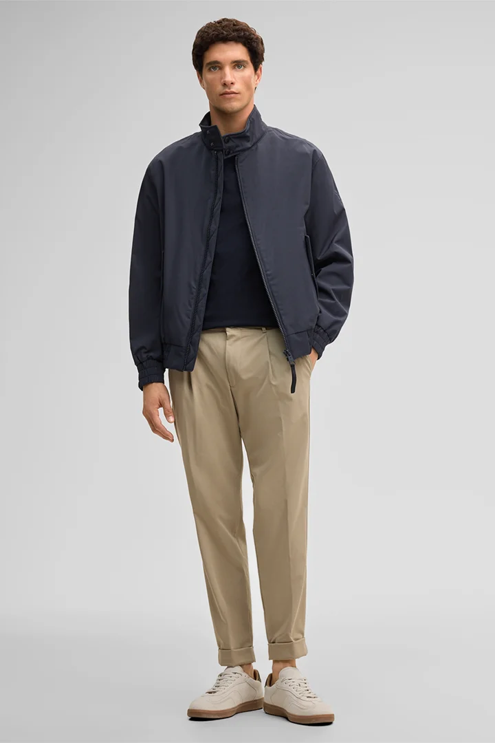 Leads to product detail page "Jacket, navy"