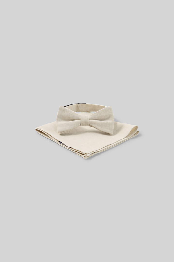 Leads to product detail page "Bow tie with pocket square set, sand"